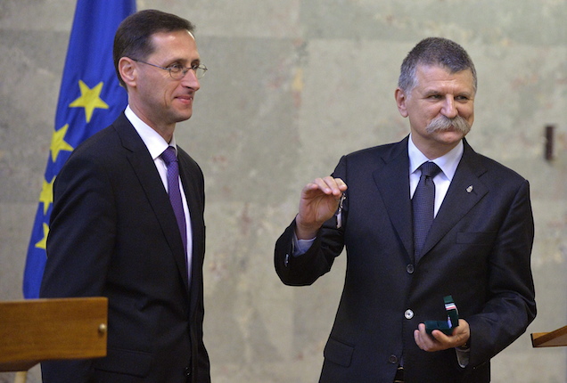 A Tesco nyitva marad, a kormány a helyén van