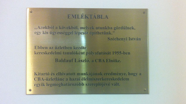 Ezt a csodálatos CBA-s emléktáblát nem lehet elégszer újraközölni