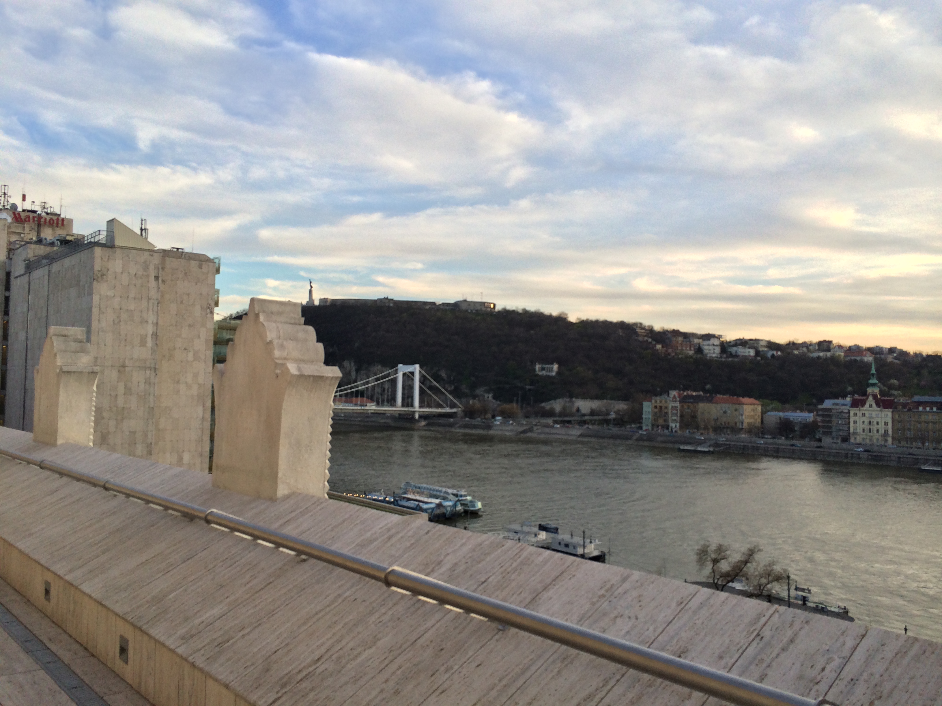 Illustration for article titled Pinaasztal mögött szivarozhat Fekete György az Aranykalickában