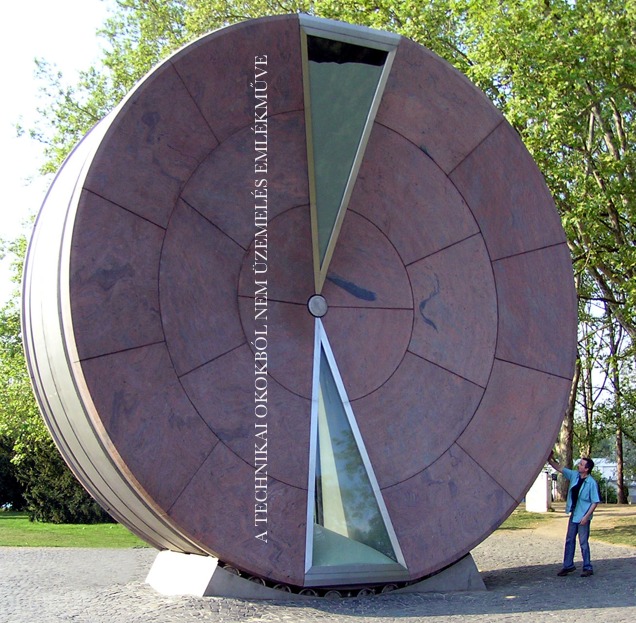 Illustration for article titled Miért is ne írhatnánk rá minden emlékműre, hogy mit jelent?