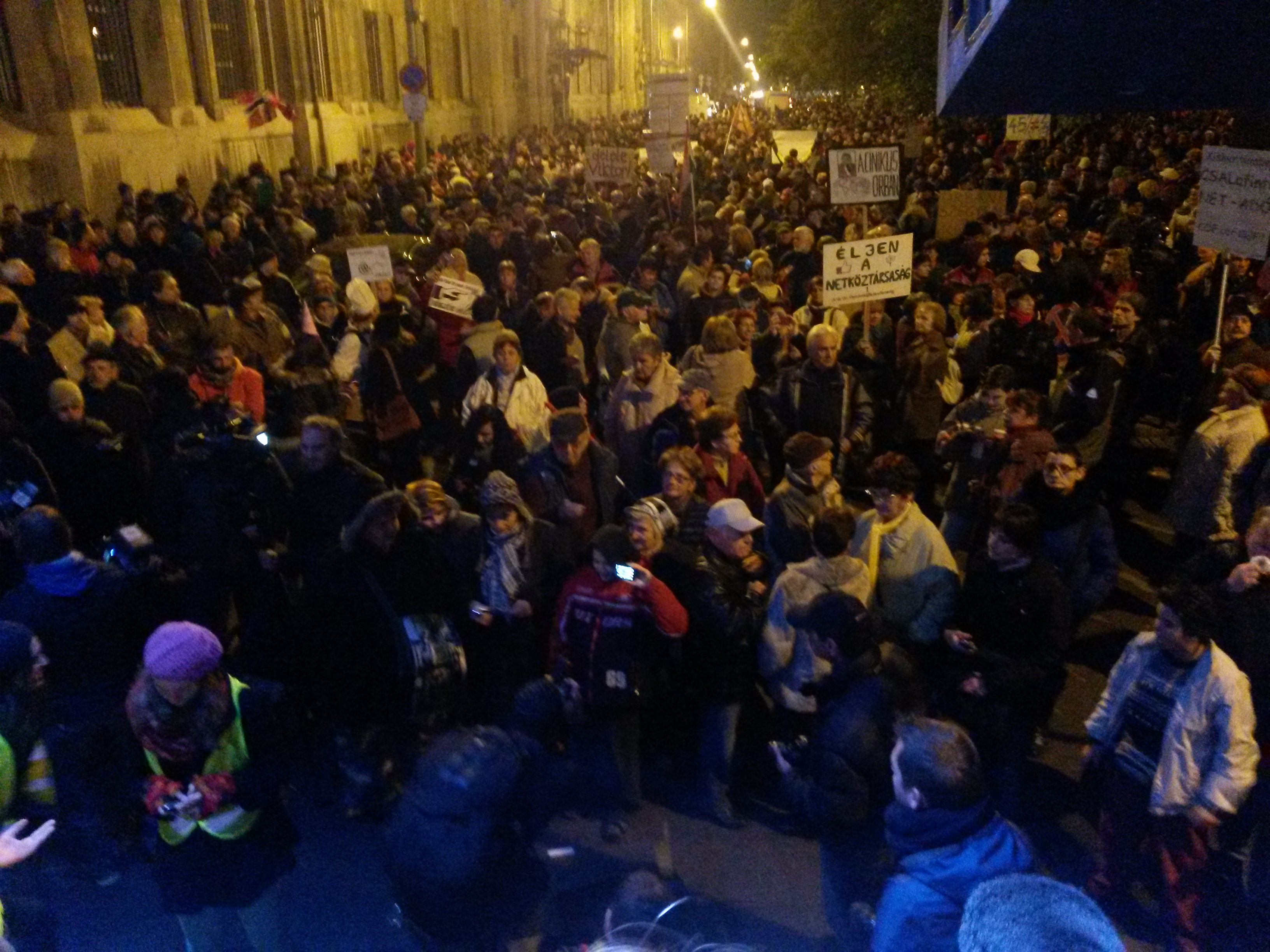 Illustration for article titled Pár kép a ma esti tüntetésről