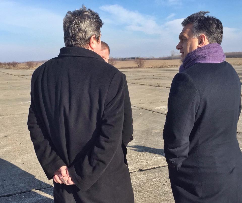 Illustration for article titled Orbán Viktor bajuszos nővel fényképezkedett Mezőkövesden