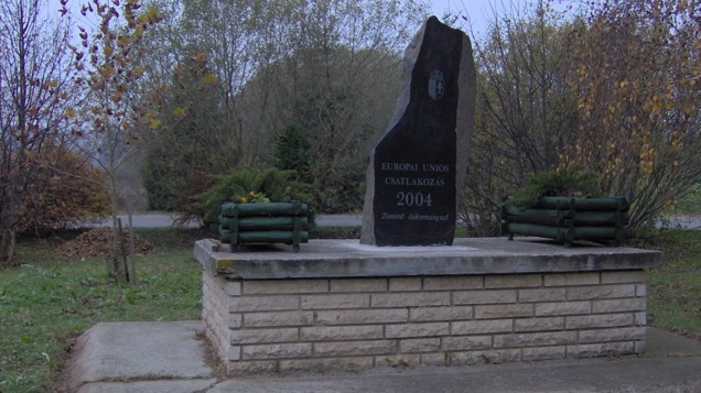 Van egy falu, ahol Trianon helyett az EU-csatlakozásra emlékeznek