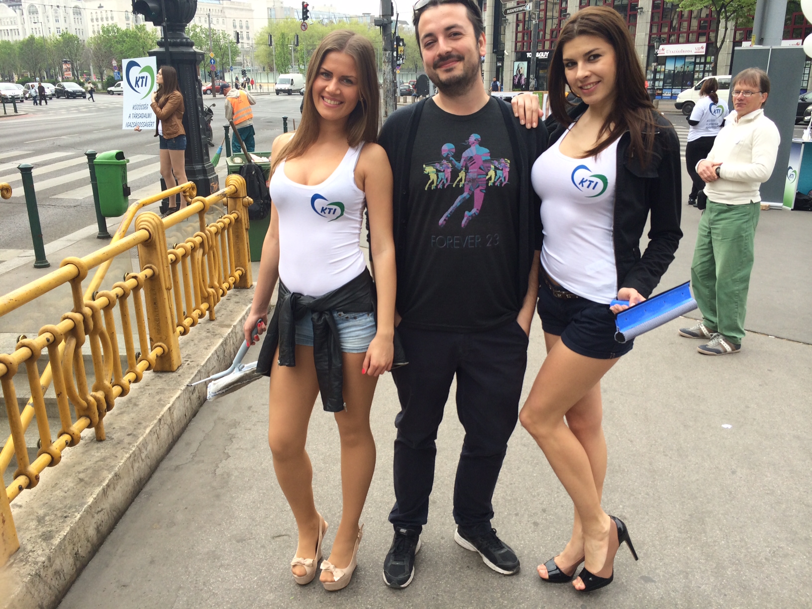 Illustration for article titled Szili Katalin ledobta a csöcsbombát a Belváros közepén