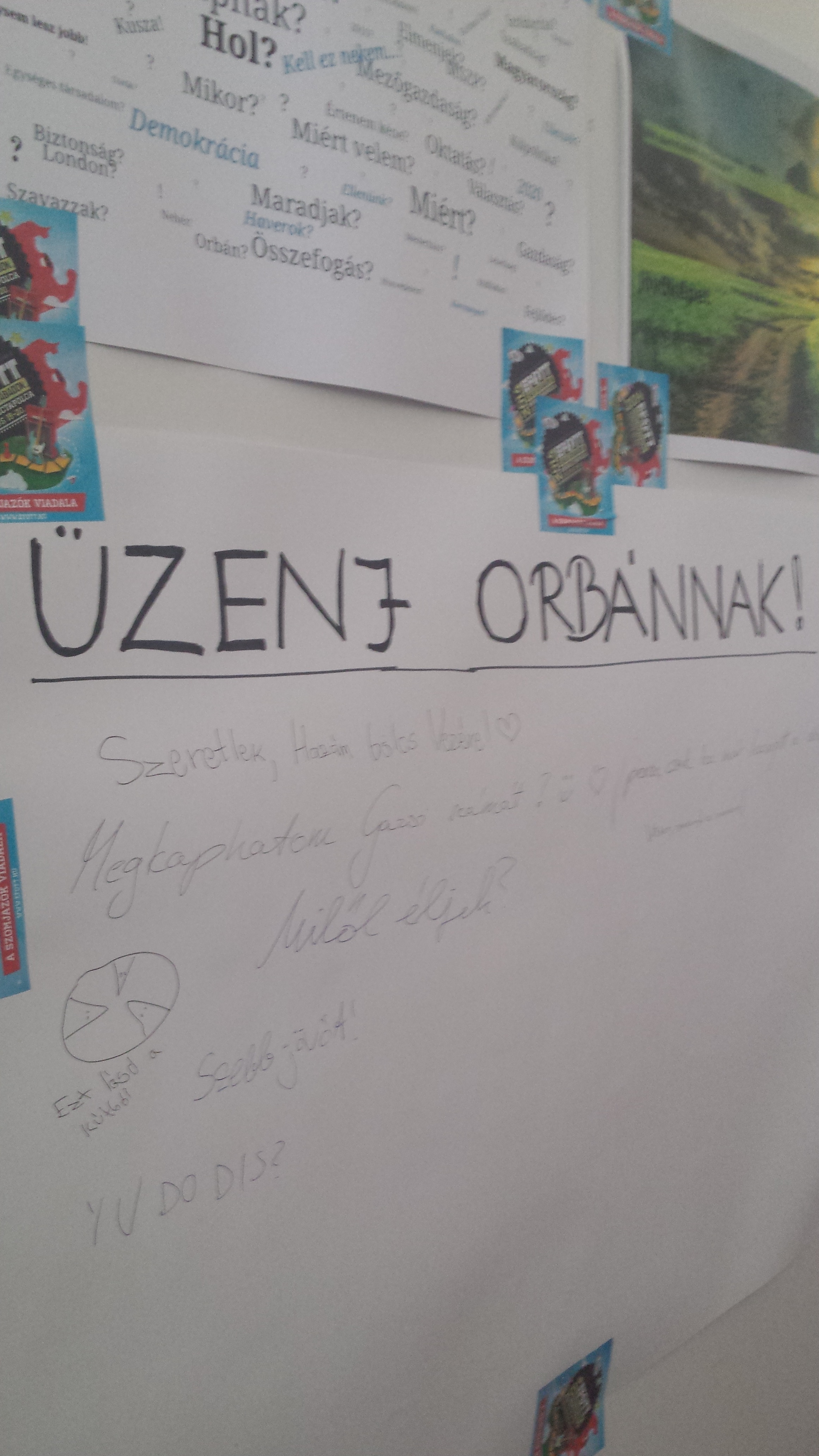 Illustration for article titled Sör, pina, sminktükör: így küzdenek a pártok az EFOTT-on a fiatalokért