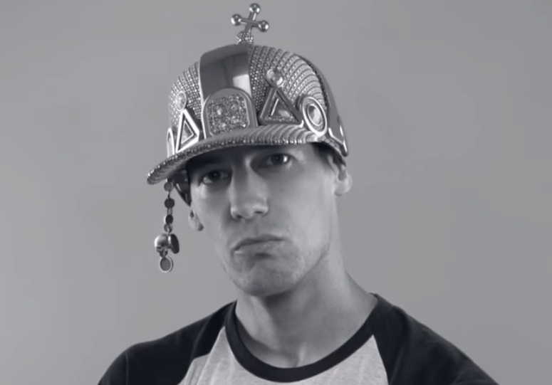 Szent Korona-alakú baseballsapkával provokálnak Majkáék