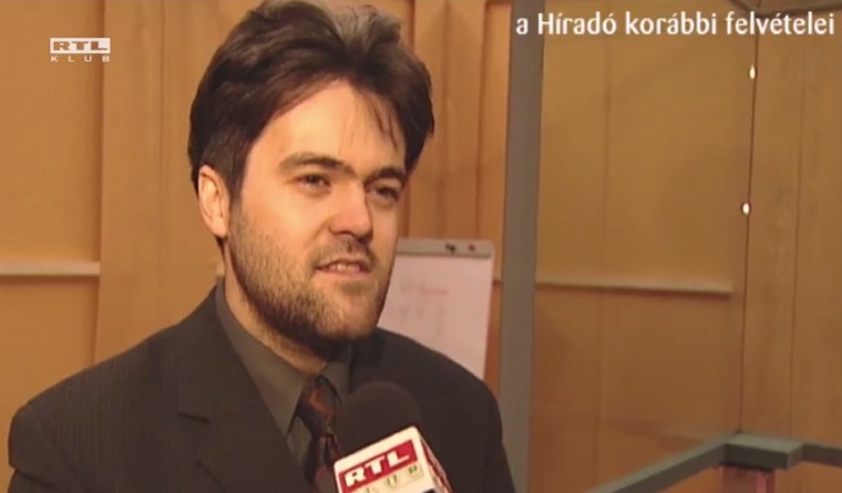 Végre világhódító útjára indult Habony Árpád vitrinje