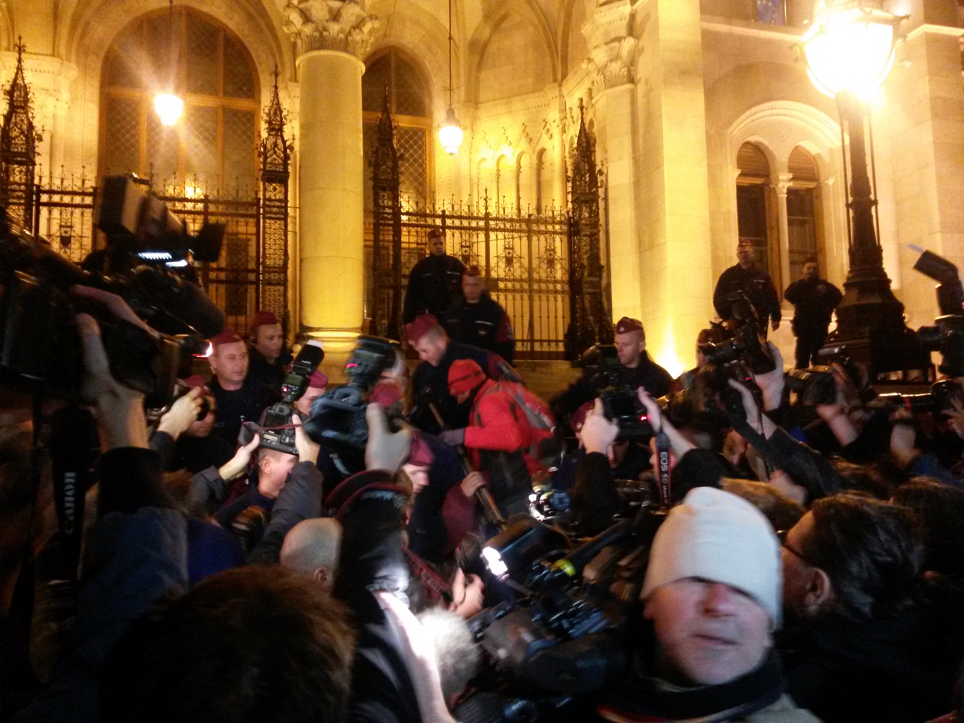 Illustration for article titled Képek, gifek, videó a tegnapi tüntetésről, minden itt van egyben