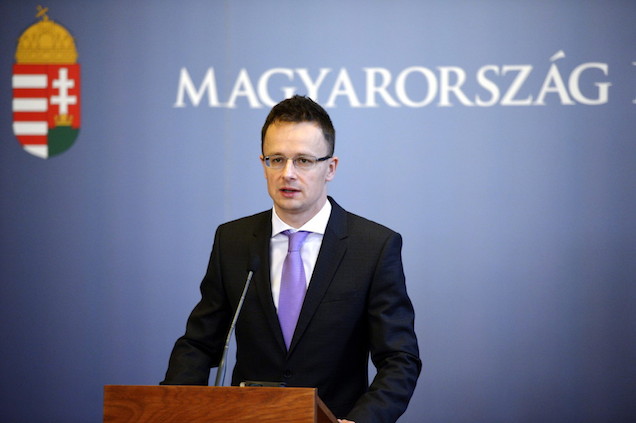 Szijjártó Péter mégiscsak lila