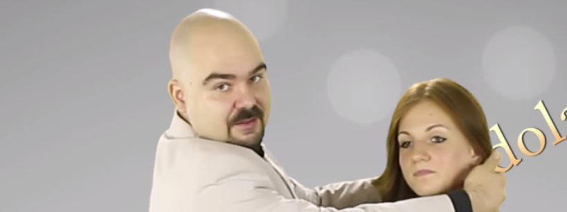 Illustration for article titled Tényleg, te mit tennél, ha ez a fickó megpróbálna a hajadhoz érni?