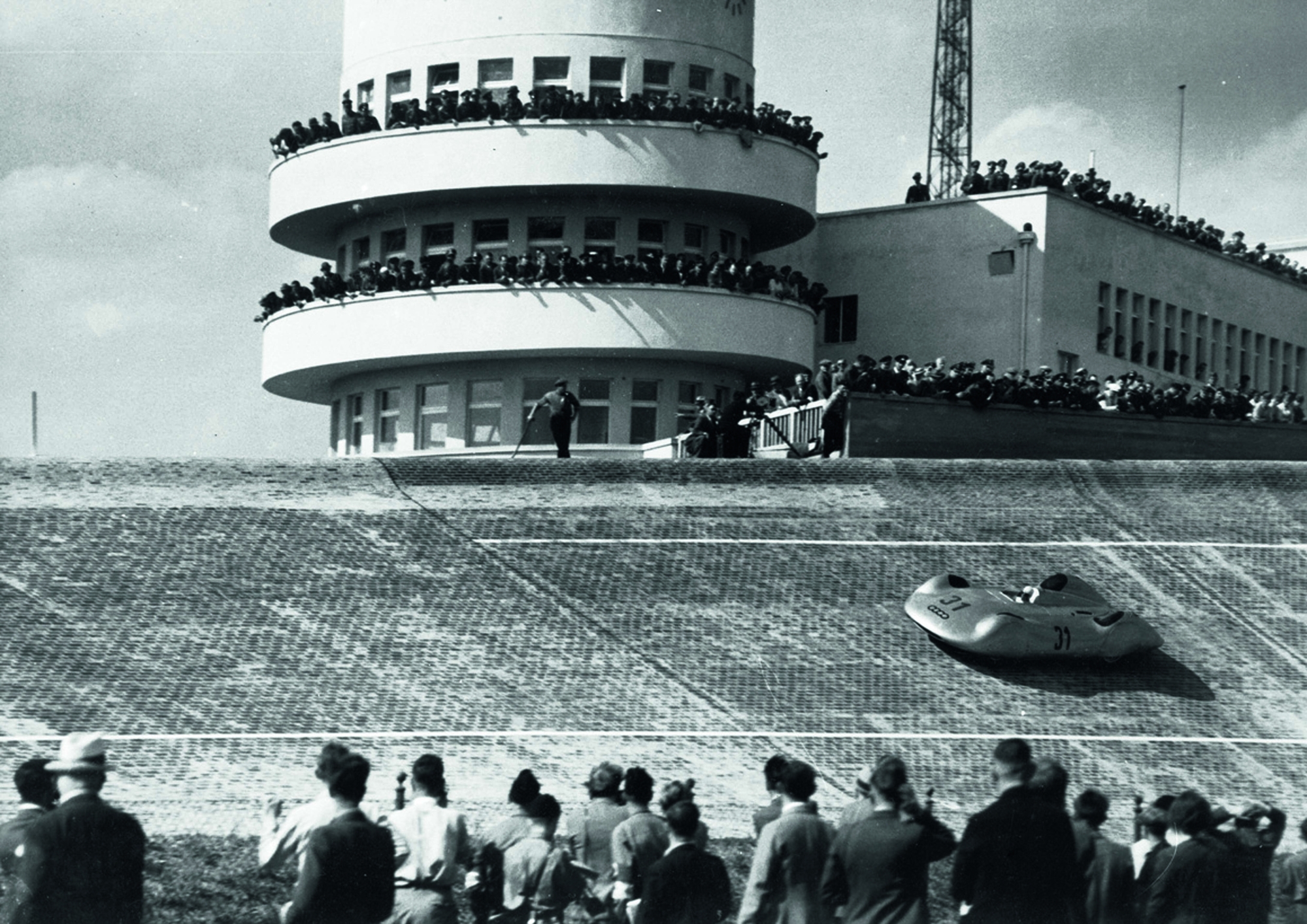 Illustration for article titled A Forma 1 és a velünk élő (nem túl kellemes) történelem