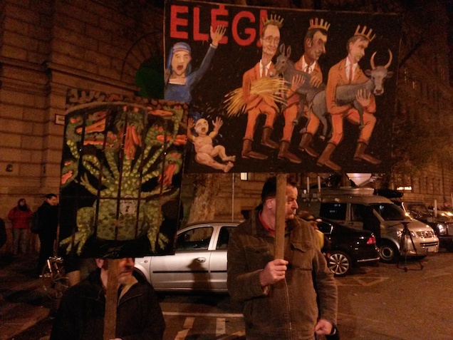 Illustration for article titled Elkezdődött a nagy korrupcióellenes tüntetés a Vértanúk terén