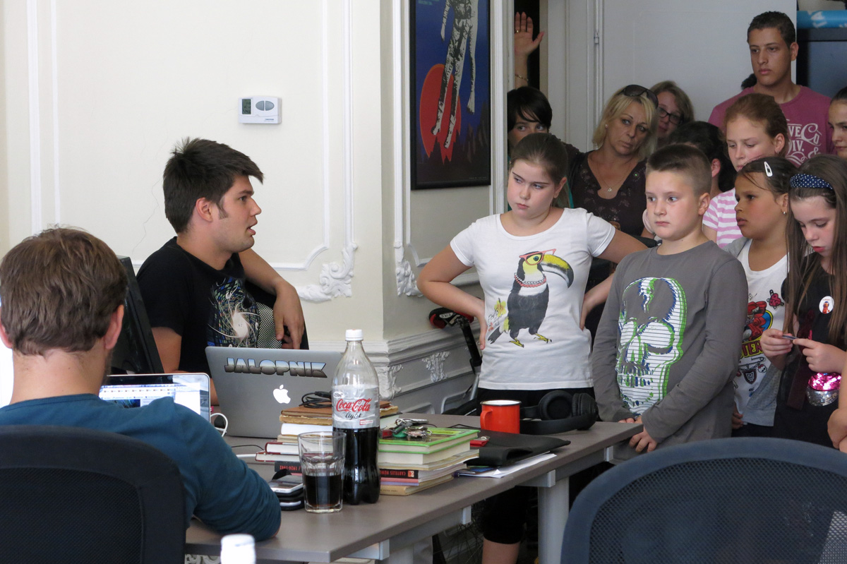 Iskolás gyerekek hada özönlötte el a Cink szerkesztőségét