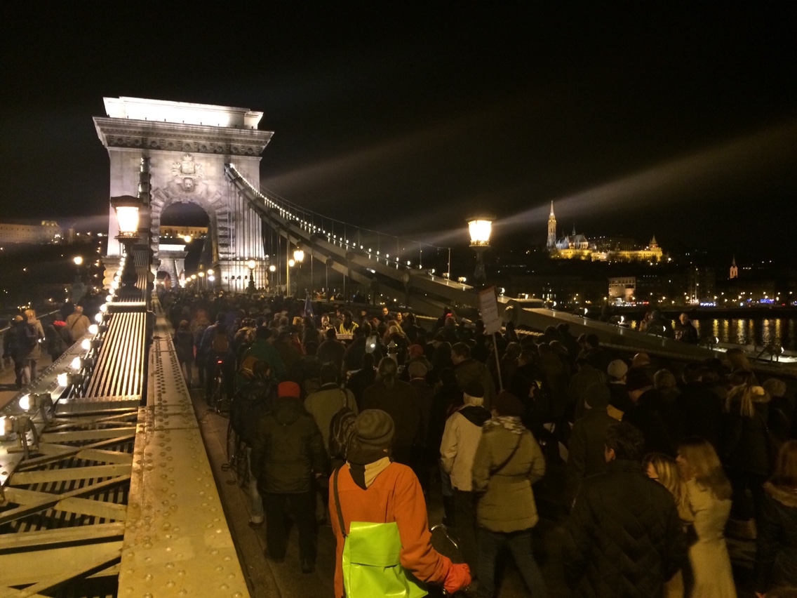 Van egy jó gifünk és egy elég szép képünk a Lánchídon vonuló emberekről