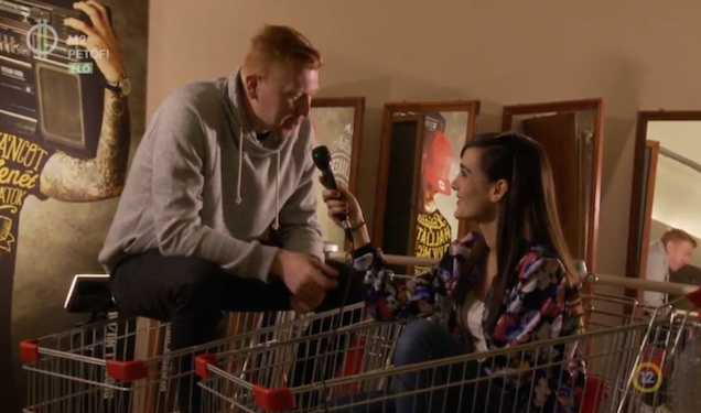 Illustration for article titled A Pinabajszú Kalapos és a diákriporterek