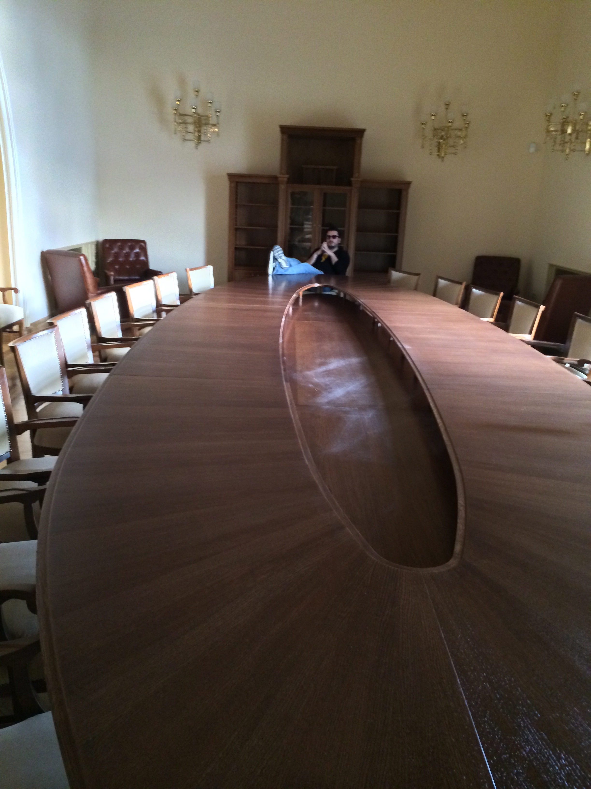 Illustration for article titled Pinaasztal mögött szivarozhat Fekete György az Aranykalickában