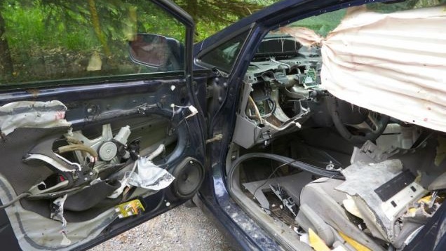 Ennyi marad egy autóból, ha beleül egy medve