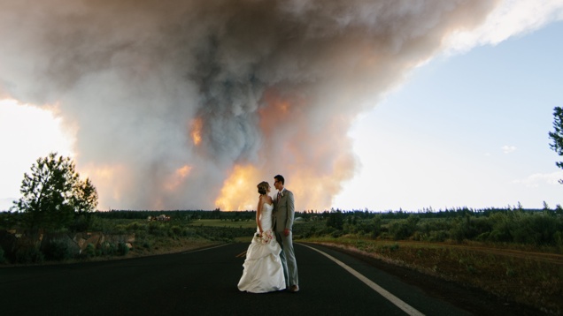 A nyár dilije a természeti katasztrófában lőtt esküvői fotó