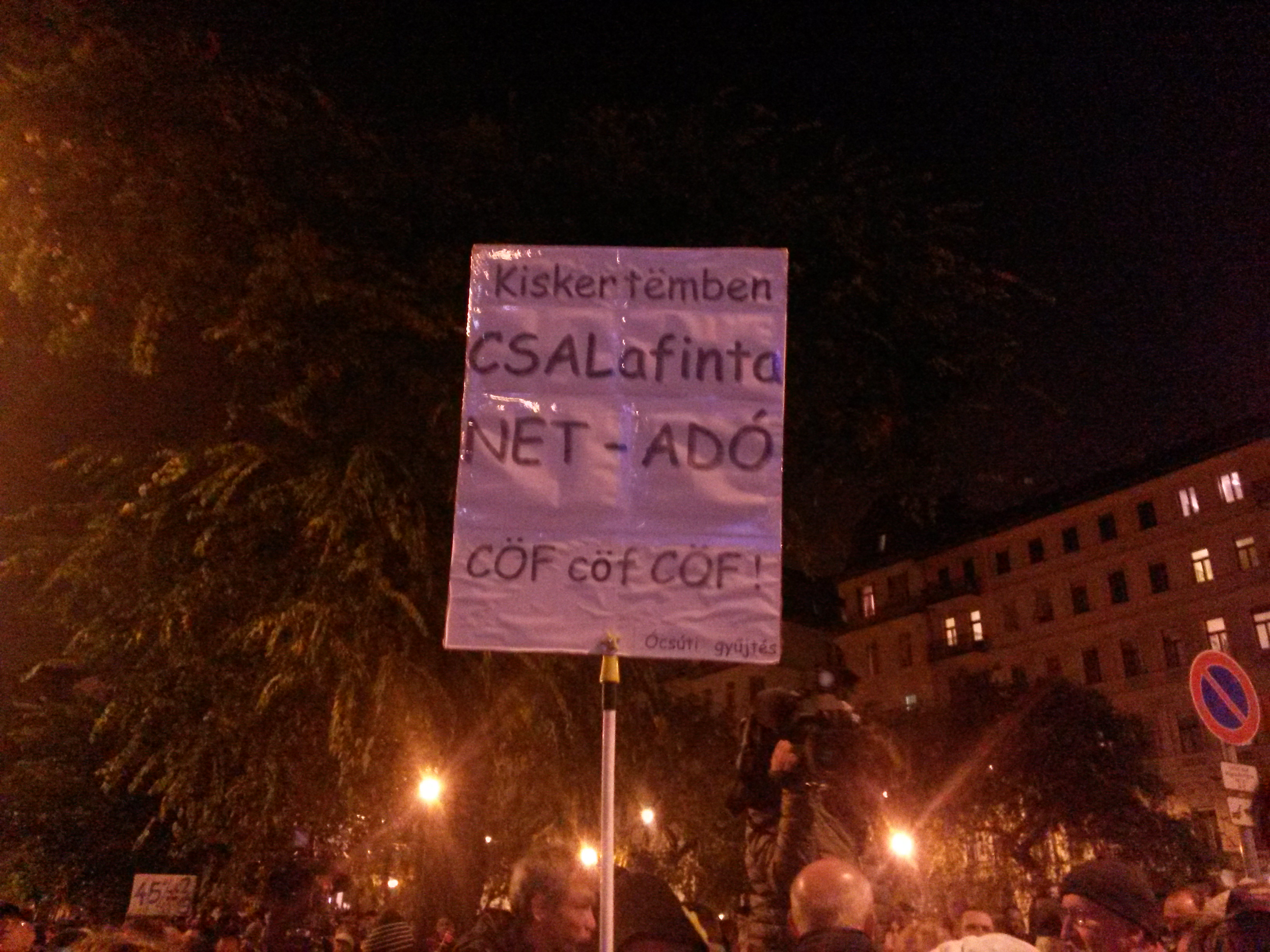 Illustration for article titled Pár kép a ma esti tüntetésről