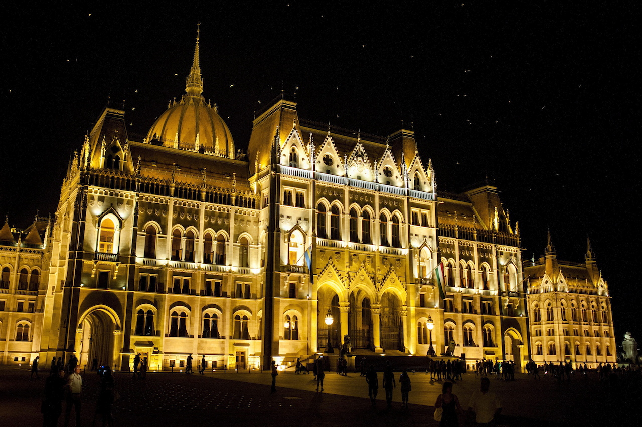 Így néz ki a Parlament új díszkivilágítása a Kossuth tér felől