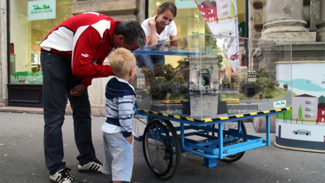 Triciklire szerelt terepasztal járja Budapestet