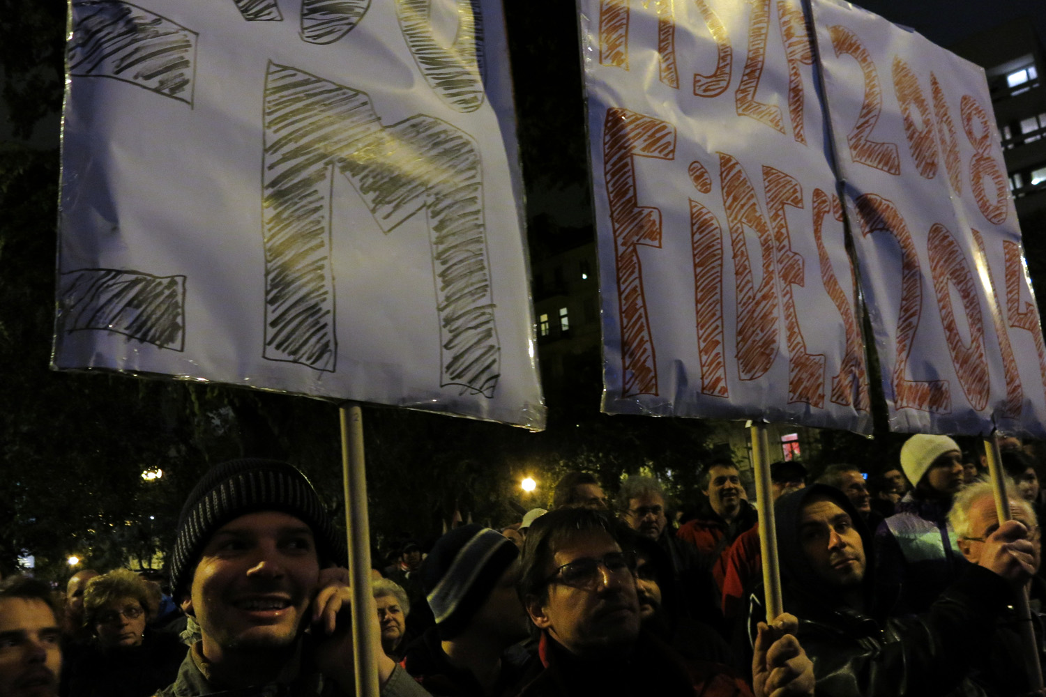 Illustration for article titled Demszky Gábor is ott volt a Fidesz székház ostrománál