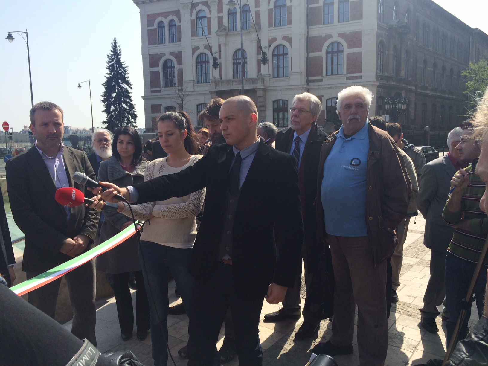 Illustration for article titled Tarlós fejben összeomlott, Orbán megúszta az óriáscsöcsű provokátort