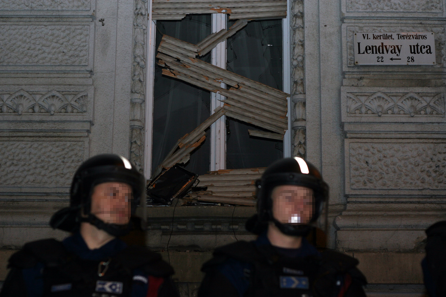 Illustration for article titled Demszky Gábor is ott volt a Fidesz székház ostrománál