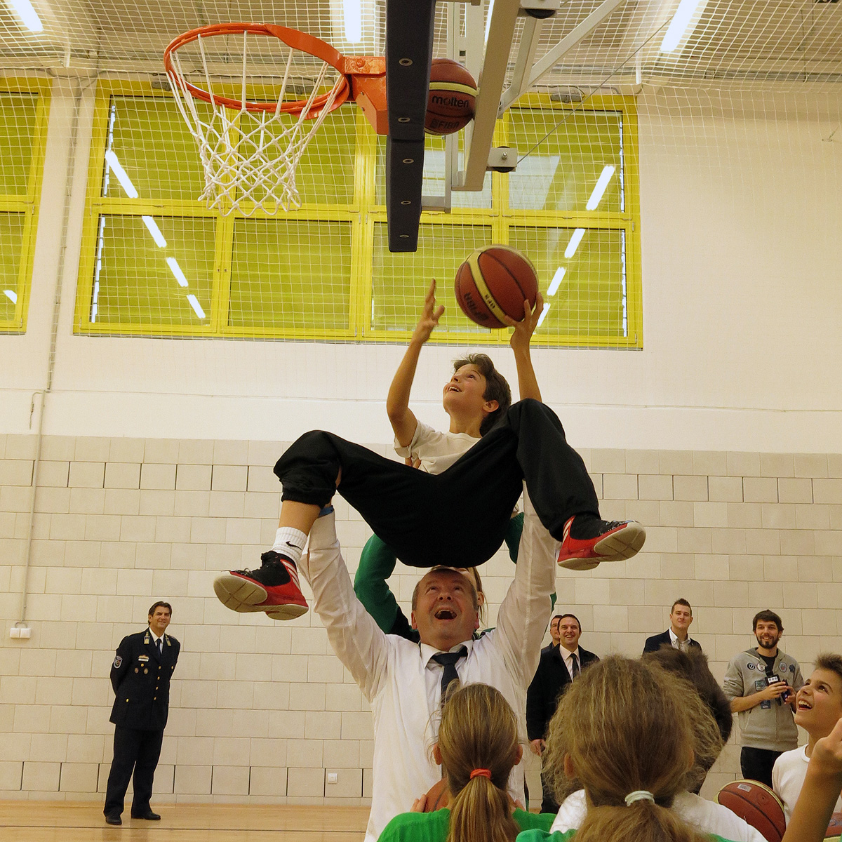 Illustration for article titled Simicskó Air István majdnem bezsákolta a kisgyereket