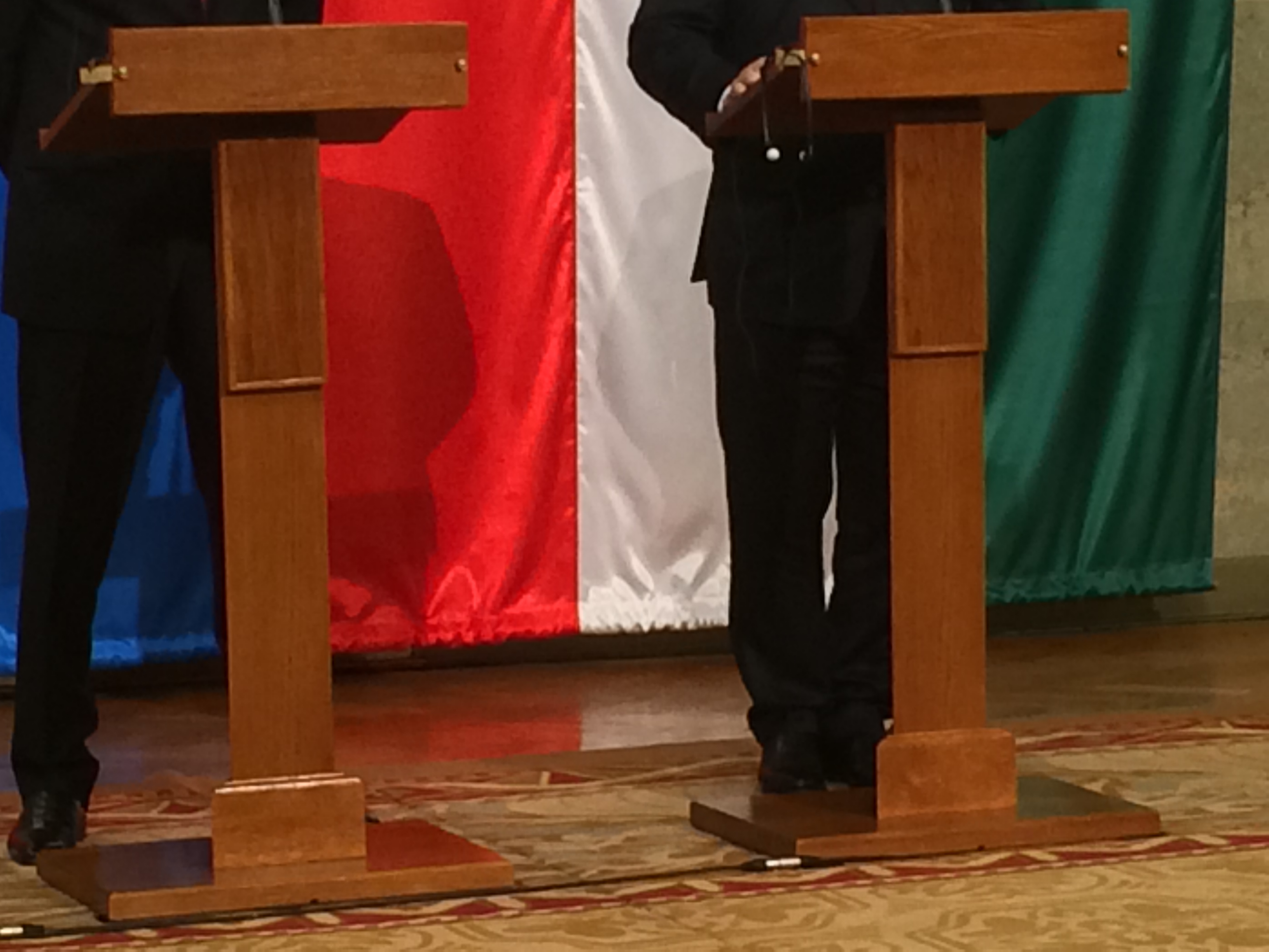 Illustration for article titled Orbán szeme véres, Szijjártó nadrágja rövid, Tarlós unja és kanos