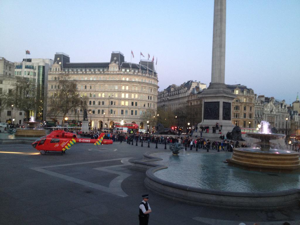 Mentőhelikopter landolt London egyik legforgalmasabb terén