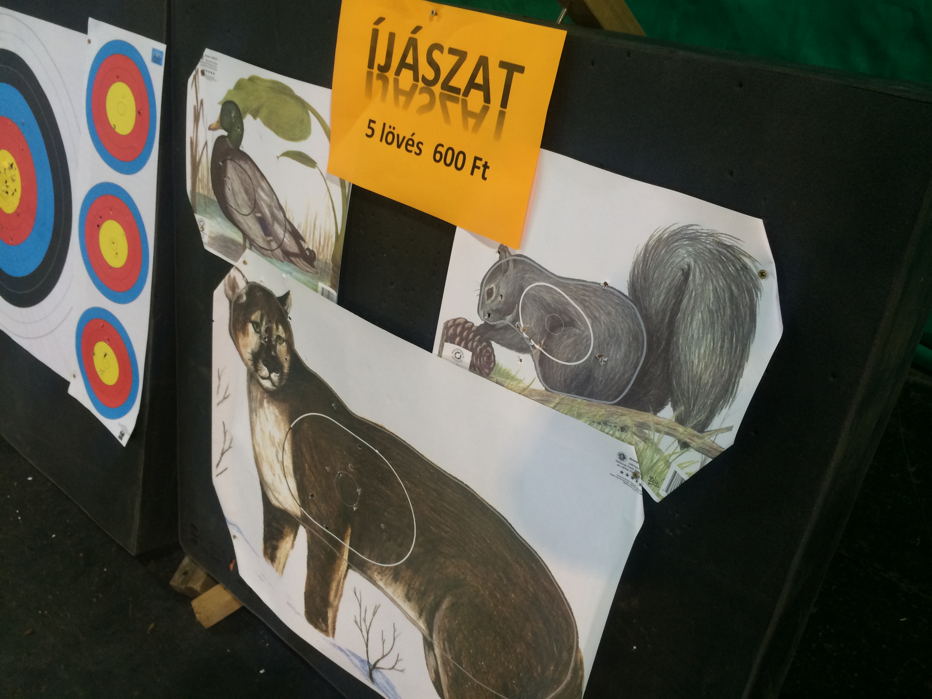 Illustration for article titled Így buliznak döglött állatokkal az ország legidiótábban öltözött emberei