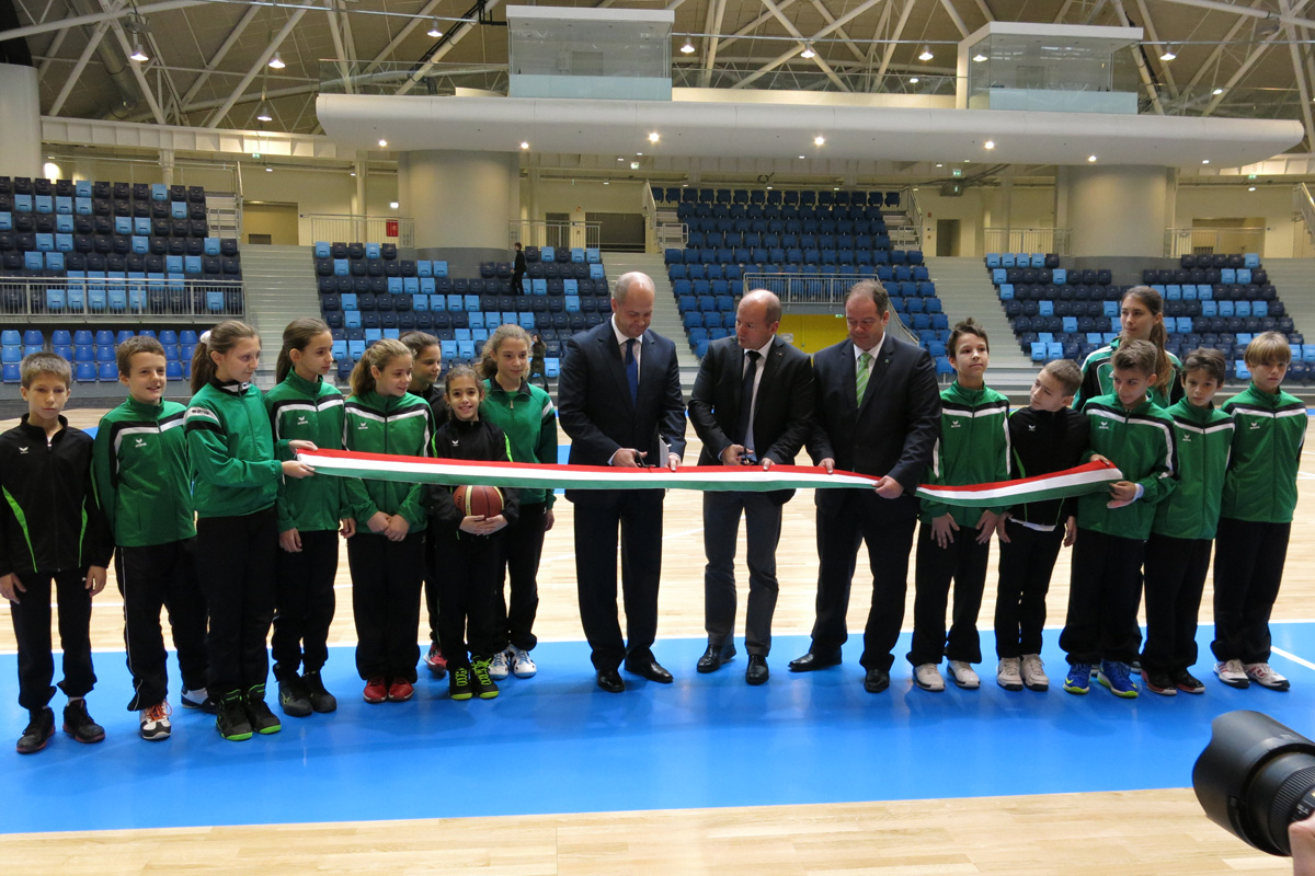 Illustration for article titled Simicskó Air István majdnem bezsákolta a kisgyereket