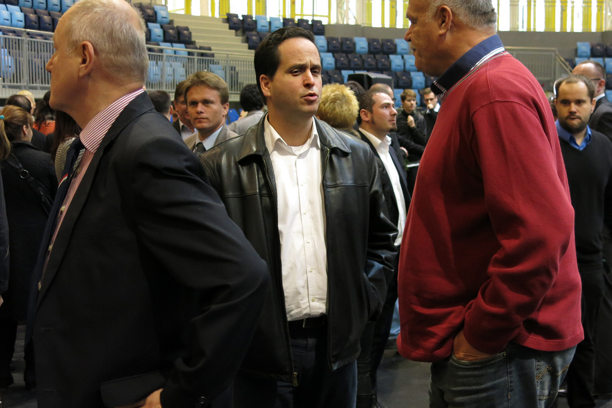 Illustration for article titled Simicskó Air István majdnem bezsákolta a kisgyereket