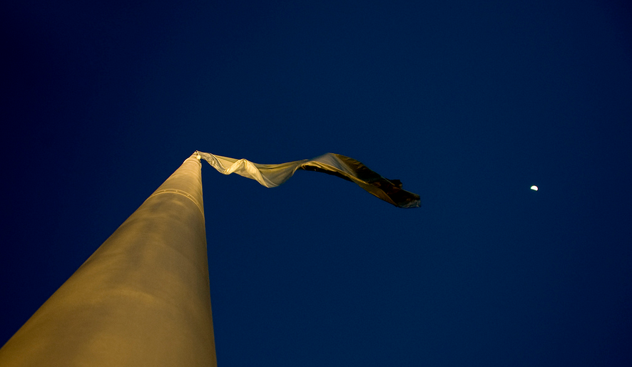 Kitűzték a szürke zászlót a Kossuth téren