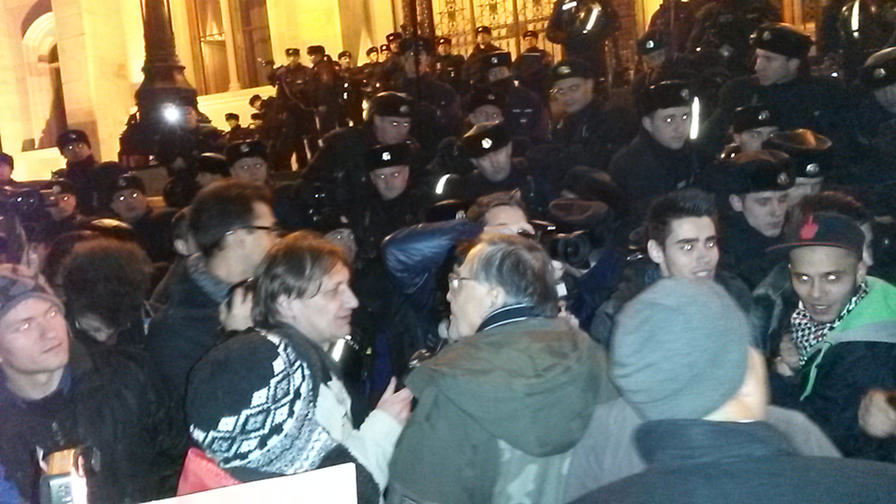 A Kossuth téren már Mécs Imre is rendőrökkel dulakodik