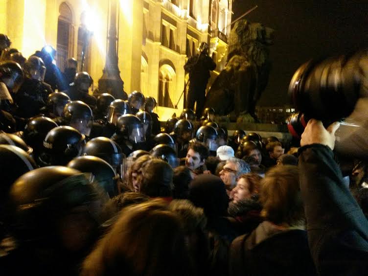 Illustration for article titled Szarvas Koppány Bendegúz vs. a rohamrendőrök