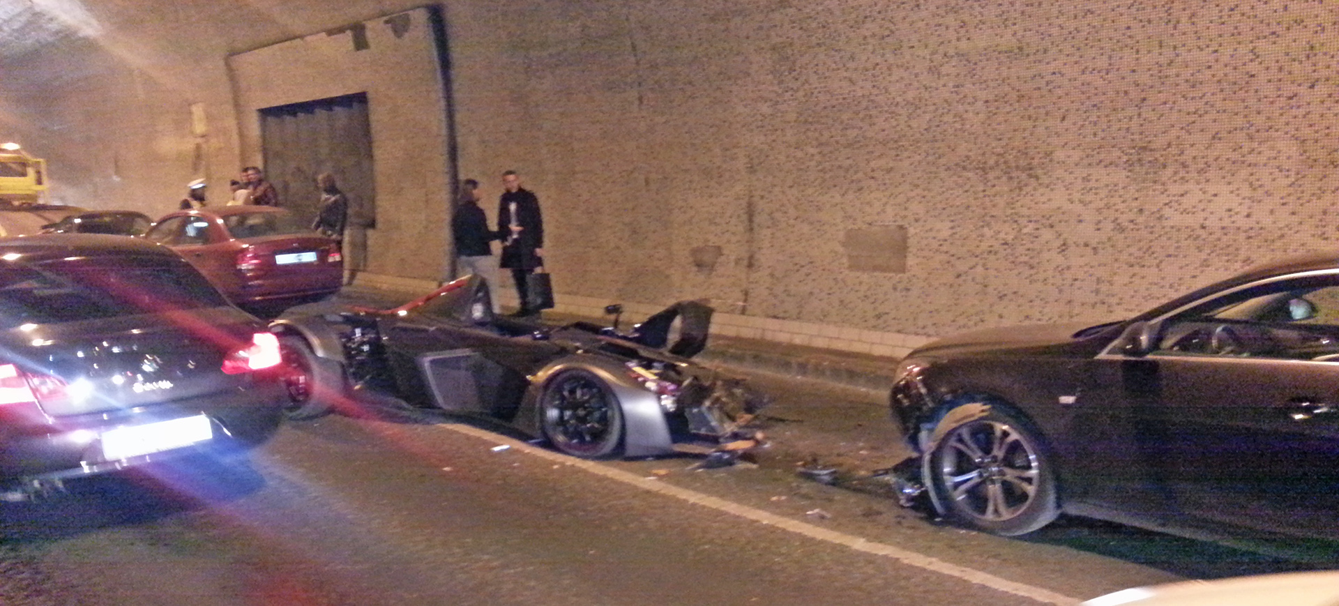 Hoppá! Valaki lenullázott egy ritka angol sportautót az Alagútban