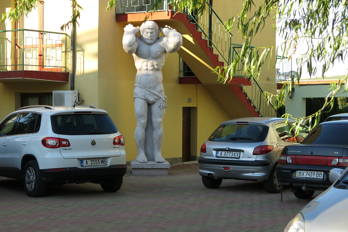 Illustration for article titled Siófok szorozva ezerrel – egy hét szenvedés a Naposparton