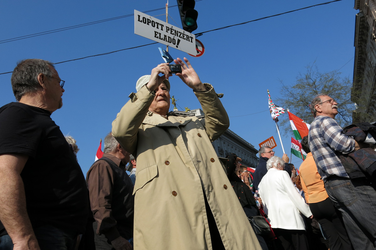 Illustration for article titled Harcba boldog jövőért megyünk – képeink a Második Békemenetről