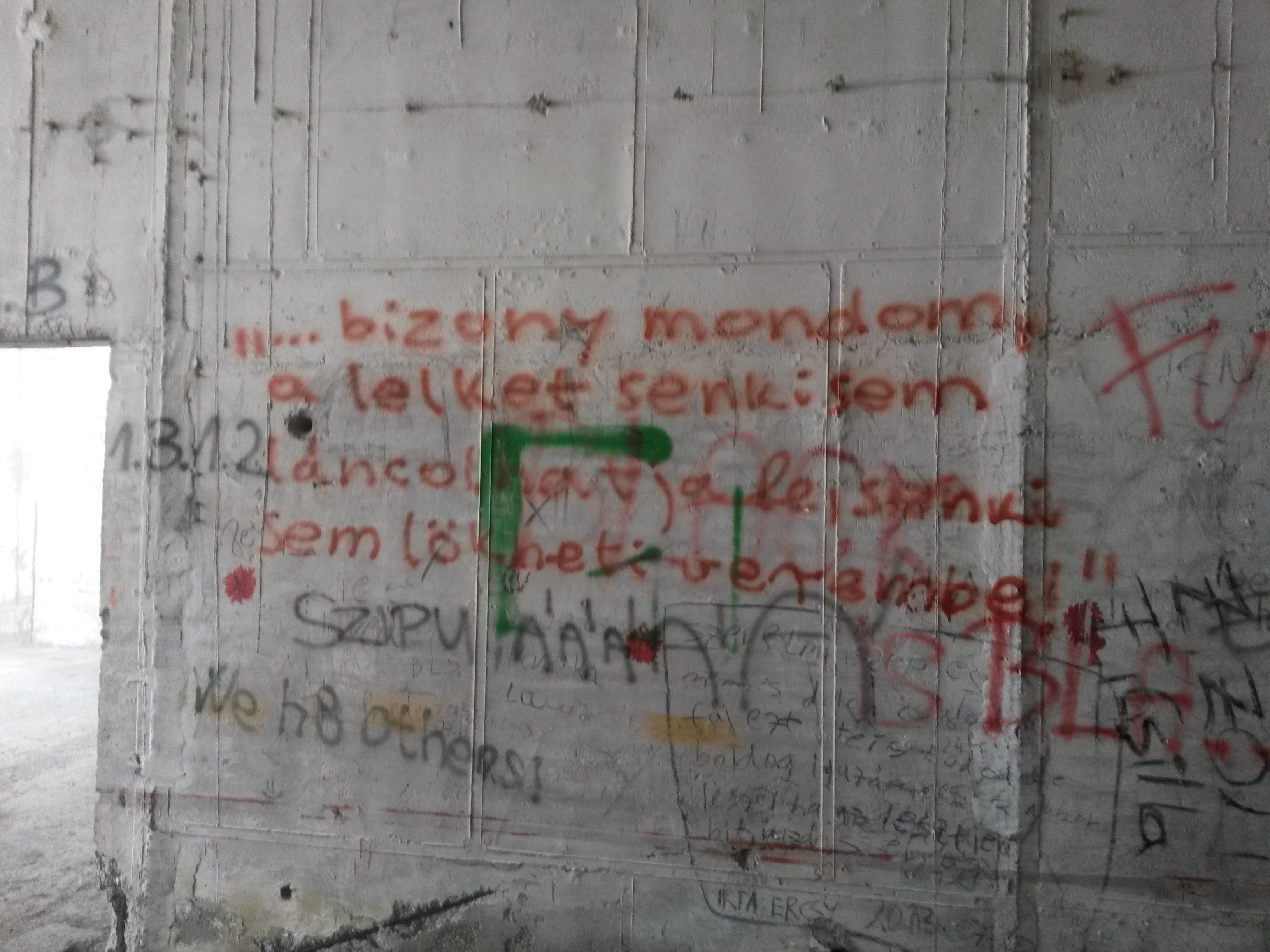 Illustration for article titled Kísérteties katonai bázisra bukkantunk a Pilisben