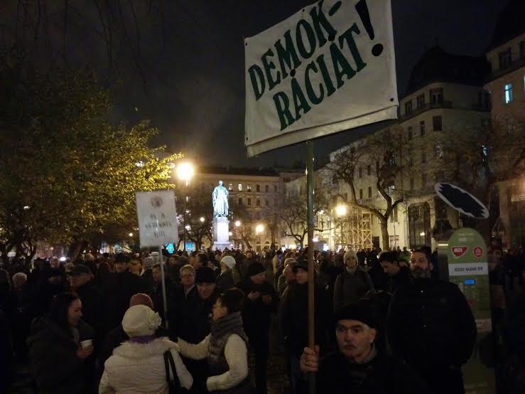 Illustration for article titled A magánnyugdíjpénztárak megszüntetése ellen tüntettek