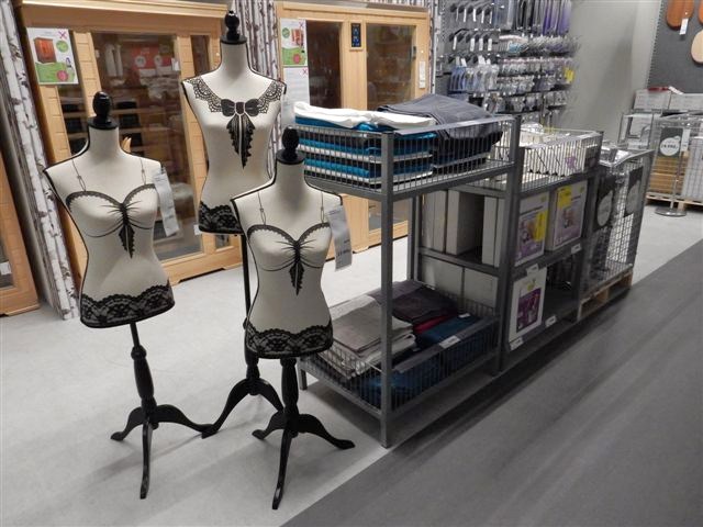 Illustration for article titled Akartok vásárolni egy 80 négyzetméteres teljes lakás berendezést?Akkor irány az óbudai mömaX (Szily Laci mai cikkével)