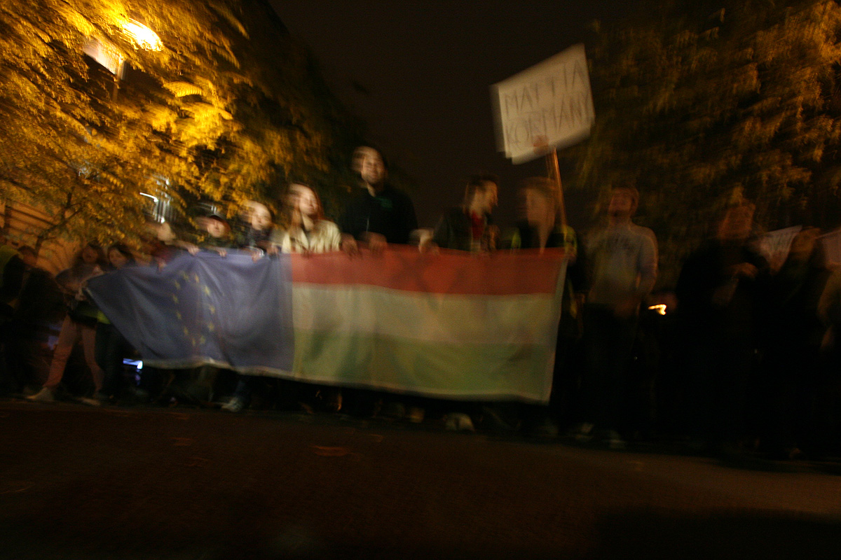 Illustration for article titled Tömegek követelték a Vida Ildikó és Orbán Viktor lemondását