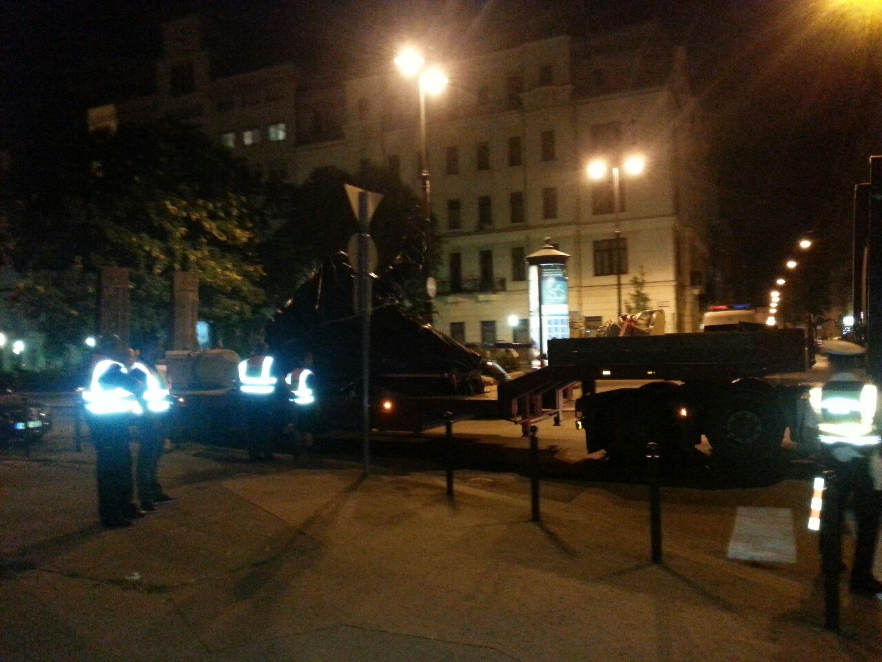 Éjszaka hirtelen befejezték a Szabadság téri emlékművet