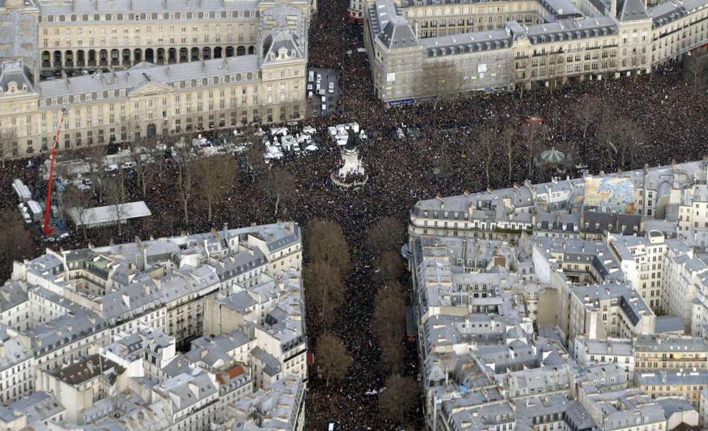 Másfél millió ember tüntet Párizsban
