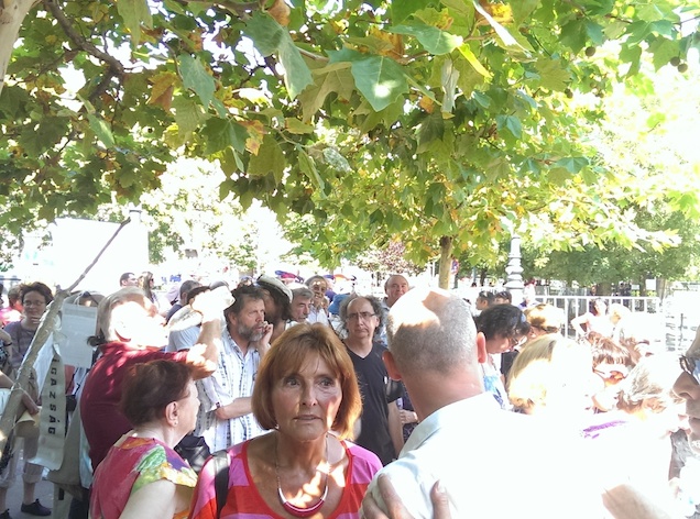 Illustration for article titled Most pedig mutatunk nektek egy csomó politikust a Szabadság térről