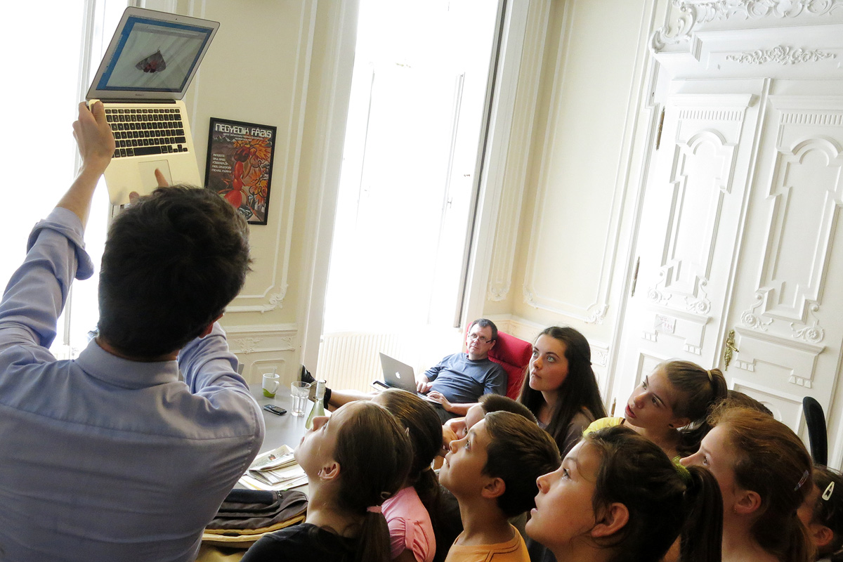 Illustration for article titled Iskolás gyerekek hada özönlötte el a Cink szerkesztőségét