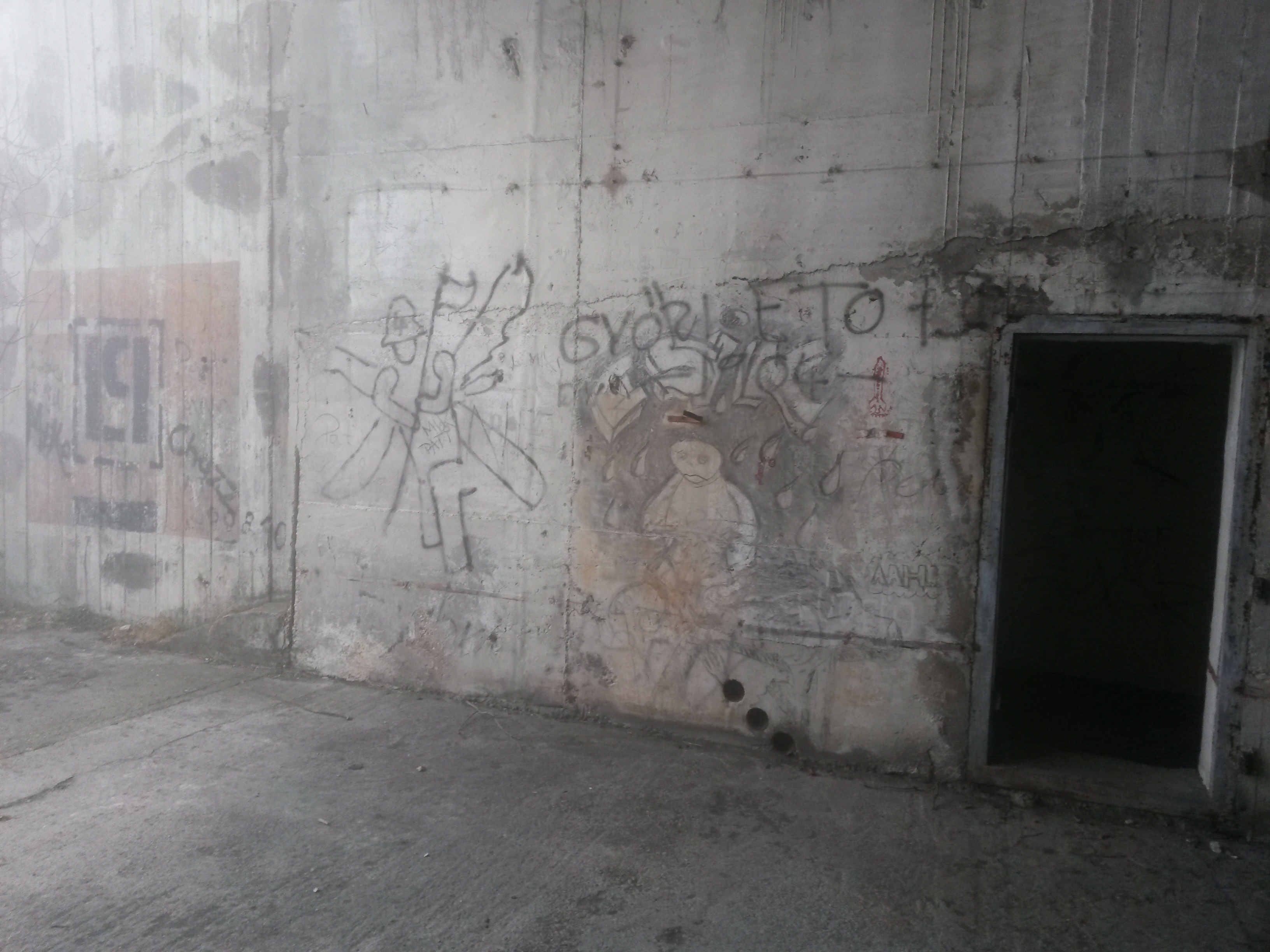 Illustration for article titled Kísérteties katonai bázisra bukkantunk a Pilisben