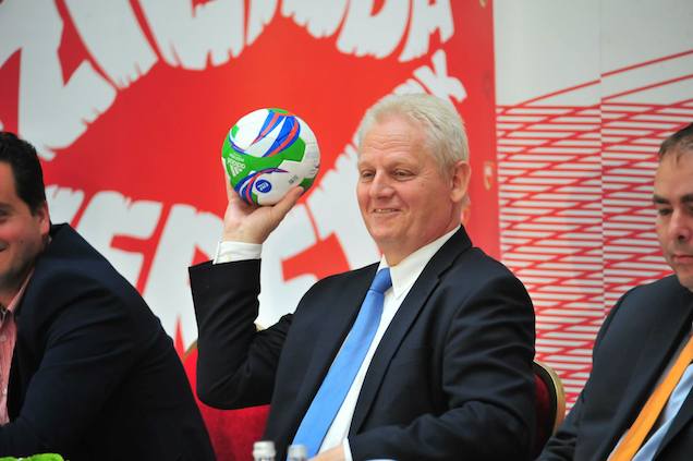 Tarlós István leveri Lázár János szemüvegét, és rá is ugrik